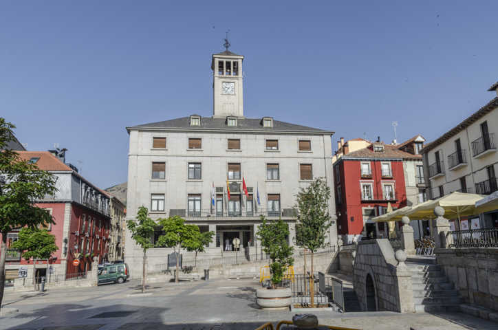 90 - Comunidad de Madrid - San Lorenzo del Escorial - plaza de La Constitucion - Ayuntamiento